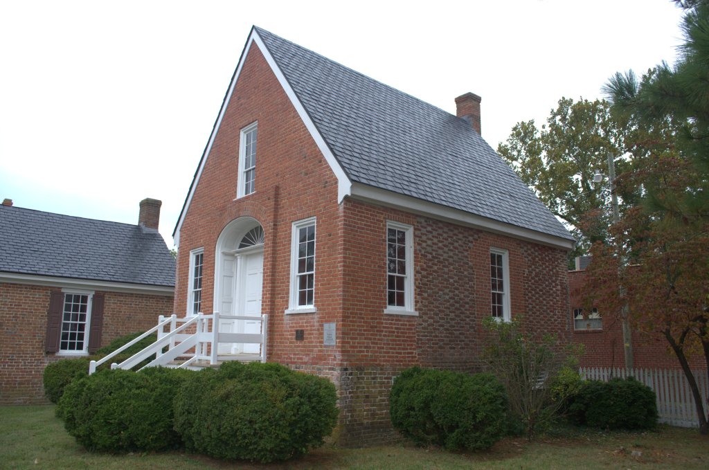 Photo of small brick courthouse. 